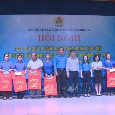 Chia sẻ khó khăn với người sử dụng lao động ngành gỗ và dệt may